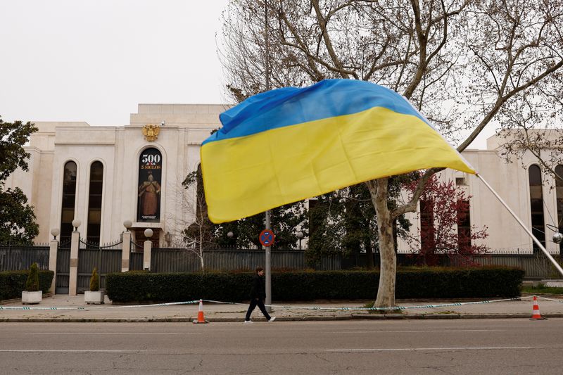 &copy; Reuters. FOTO DE ARCHIVO: Una bandera ucraniana ondea frente a la embajada rusa en Madrid, España, el 5 de abril de 2022. REUTERS/Susana Vera