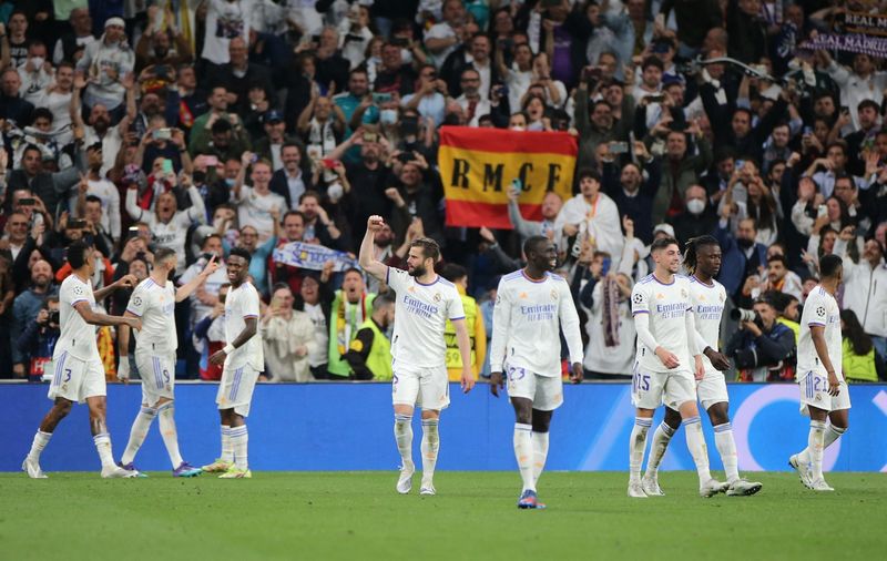 &copy; Reuters. FOTO DE ARCHIVO: Fútbol - Liga de Campeones - Semifinal - Partido de vuelta - Real Madrid vs Manchester City - Santiago Bernabéu, Madrid, España - 4 de mayo de 2022 El jugador del Real Madrid Karim Benzema celebra el tercer gol con sus compañeros REUT