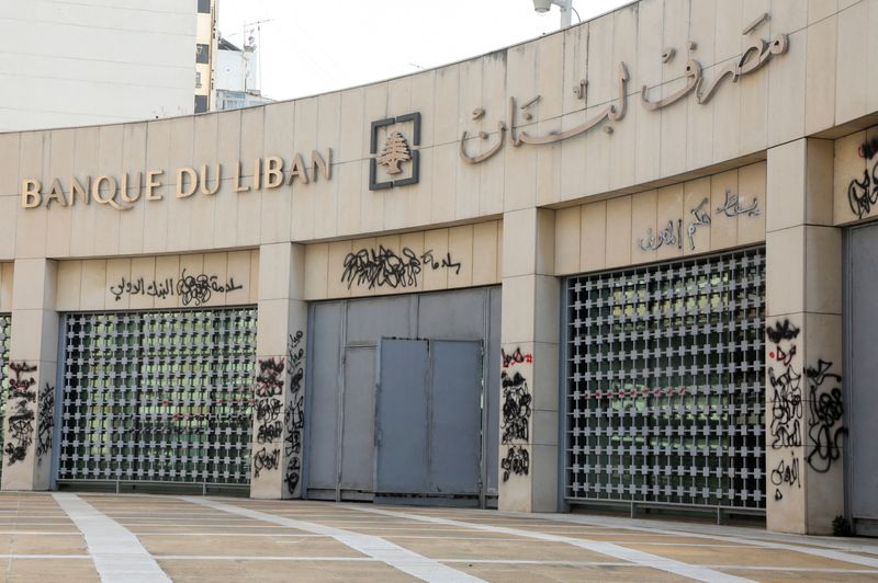 &copy; Reuters. مدخل مصرف لبنان المركزي في بيروت يوم 21 مارس آذار 2022. تصوير: محمد عزاقير - رويترز