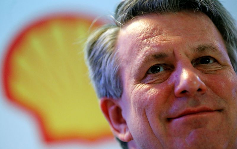 &copy; Reuters. FILE PHOTO: Ben van Beurden, chief executive officer of Royal Dutch Shell, listens to a question during a news conference in Rio de Janeiro, Brazil, February 15, 2016. REUTERS/Sergio Moraes