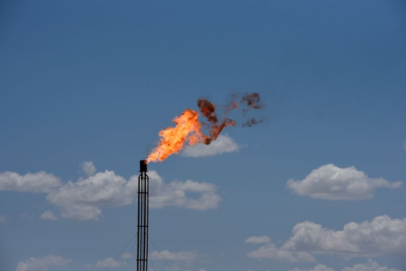 © Reuters. FILE PHOTO: A flare burns off excess gas from a gas plant in the Permian Basin oil production area near Wink, Texas U.S. August 22, 2018. Picture taken August 22, 2018. REUTERS/Nick Oxford/File Photo