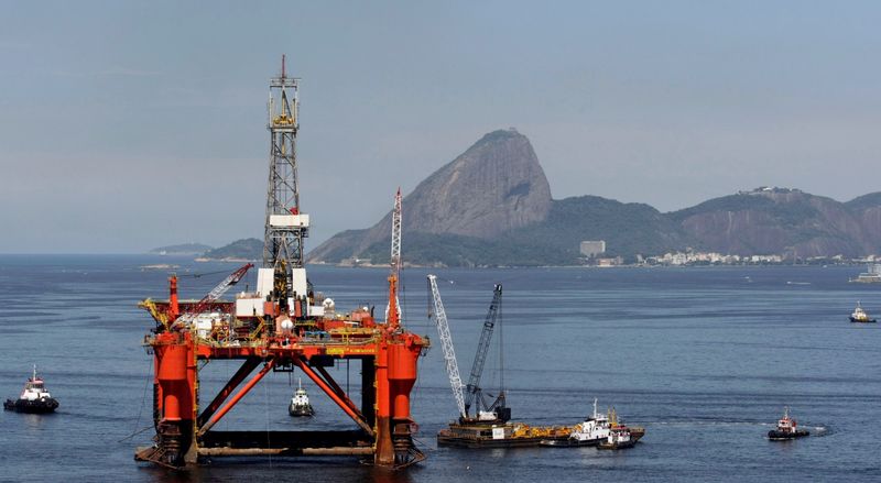 &copy; Reuters. Imagen de archivo de una plataforma petrolera de Petrobras en la bahía Guanabara en Río de Janeiro, Brasil. 26 de marzo, 2010. REUTERS/Bruno Domingos/Archivo