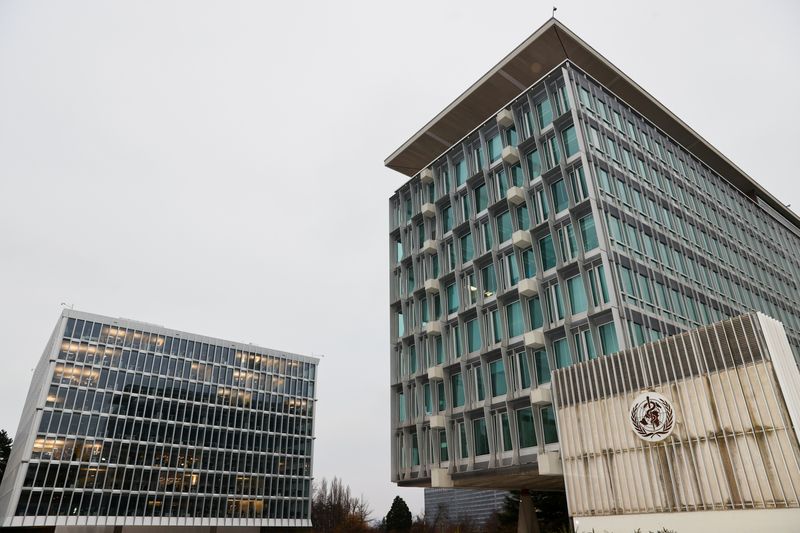 © Reuters. FILE PHOTO: The World Health Organization logo is pictured outside the old and the new WHO buildings, in Geneva, Switzerland, December 20, 2021. REUTERS/Denis Balibouse