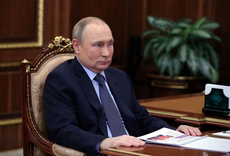 &copy; Reuters. الرئيس الروسي فلاديمير بوتين خلال اجتماع في موسكو يوم الخميس. صورة لرويترز من وكالة أنباء سبوتنيك.