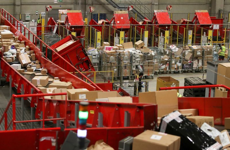 &copy; Reuters. FILE PHOTO: Parcels are seen on a conveyer belt at a postal sorting centre of Belgian postal operator Bpost in Brussels, Belgium November 30, 2020. REUTERS/Yves Herman