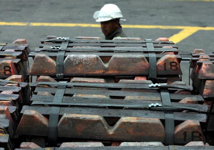 &copy; Reuters. Imagen de archivo de un operario revisando un cargamento de cobre para su epxortación a Asia desde el puerto de Valparaíso, Chile.