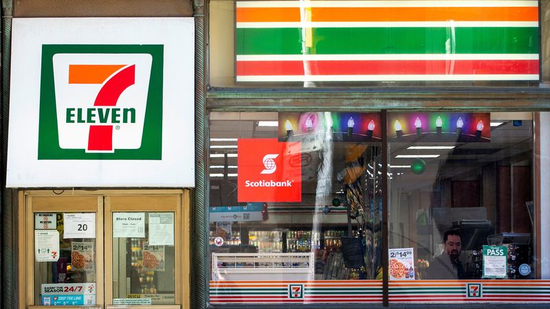 © Reuters. FILE PHOTO: A 7-Eleven storefront in Toronto, Ontario, Canada December 13, 2021.  REUTERS/Carlos Osorio