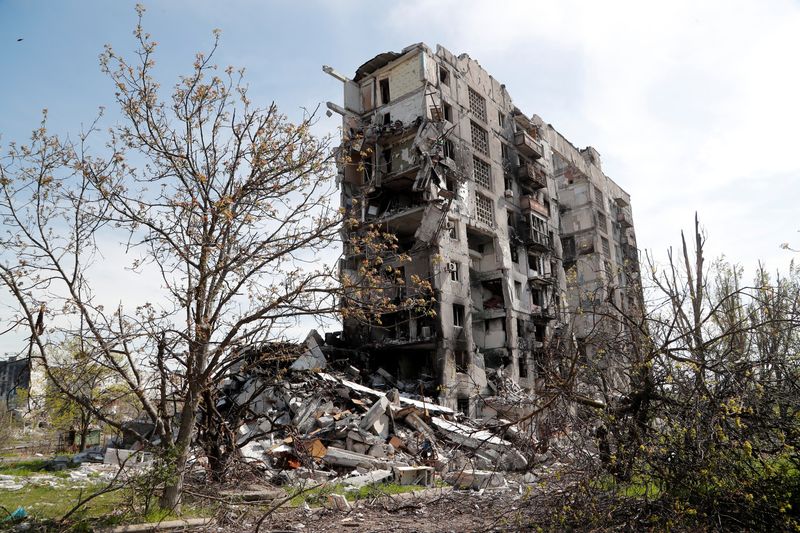 © Reuters. جانب من بناية سكنية لحق بها الدمار في ماريوبول جنوبي أوكرانيا خلال الصراع بين القوات الروسية والأوكرانية يوم الثلاثاء. تصوير: ألكسندر إيرموشينكو - رويترز. 