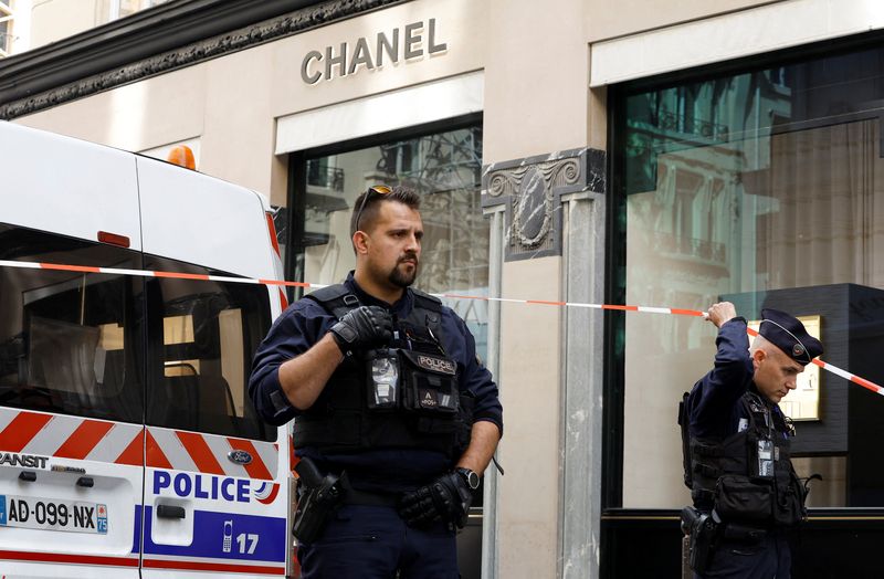 © Reuters. Assaltantes armados roubam joalheria da Chanel em Paris e fogem em motocicletas
05/05/2022
REUTERS/Christian Hartmann