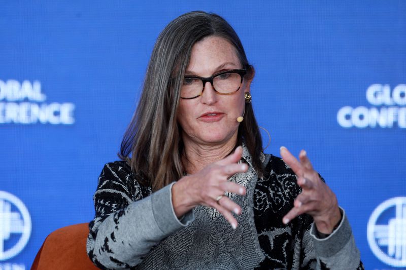 © Reuters. FILE PHOTO: Cathie Wood, Founder, CEO and CIO of ARK Invest, speaks at the 2022 Milken Institute Global Conference in Beverly Hills, California, U.S., May 2, 2022.  REUTERS/David Swanson