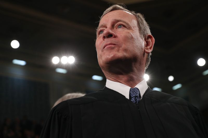 © Reuters. FILE PHOTO: U.S. Supreme Court Chief Justice John Roberts waits for U.S. President Donald Trump's State of the Union address to a joint session of the U.S. Congress in the House Chamber of the U.S. Capitol in Washington, U.S. February 4, 2020. REUTERS/Leah Millis/POOL