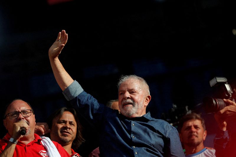 © Reuters. IMAGEN DE ARCHIVO. El expresidente brasileño Luis Inácio Lula da Silva durante las celebraciones del Día de los Trabajadores, en Sao Paulo, Brasil. Mayo 1, 2022. REUTERS/Amanda Perobelli