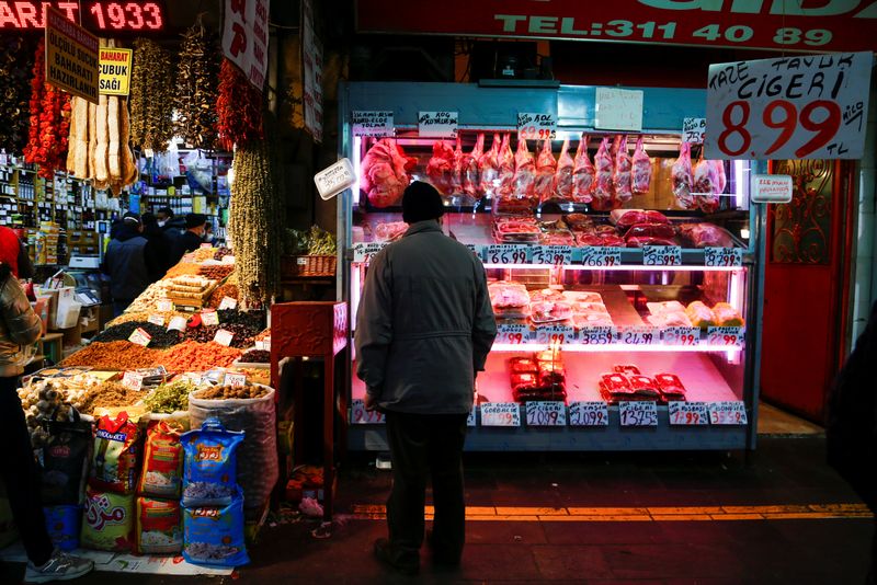 &copy; Reuters. 　トルコ統計局が５月５日発表した４月の消費者物価指数（ＣＰＩ）前年同月比上昇率は６９．９７％と、２００２年２月以来約２０年ぶりの高い伸びを記録した。アンカラの食肉店で２月