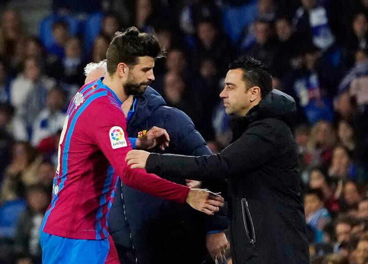 &copy; Reuters. 　サッカーのスペイン１部、バルセロナは５日、ＤＦジェラール・ピケ（左）が太ももに影響する腱炎により戦線離脱することを発表した。スペインのサンセバスチャンで４月撮影（２０２