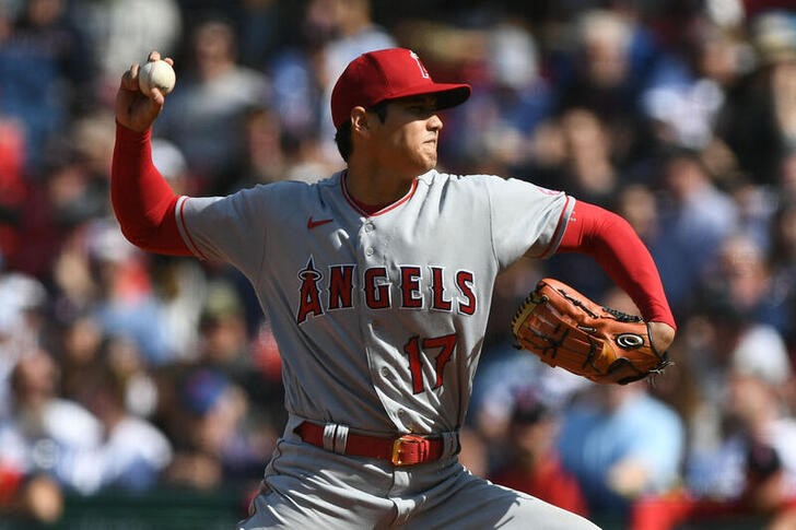 &copy; Reuters. 　ＭＬＢは５日、各地で試合を行い、エンゼルスの大谷翔平選手はレッドソックス戦に「３番・投手」と投打同時の二刀流で出場し、今季３勝目（２敗）を飾った（２０２２年　ロイター/US