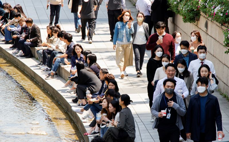 &copy; Reuters. 　５月６日、ロイターの集計によると、新型コロナウイルスの感染者は世界全体で５億１３８６万人を超え、死者は６６４万２１０５​人となった。写真は韓国ソウルで３日撮影（２０２２