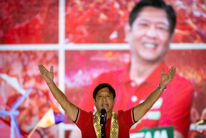 &copy; Reuters. FILE PHOTO: Philippine presidential candidate Ferdinand "Bongbong" Marcos Jr., son of late dictator Ferdinand Marcos, delivers a speech during a campaign rally in Lipa, Batangas province, Philippines, April 20, 2022. Eloisa Lopez/File Photo/File Photo