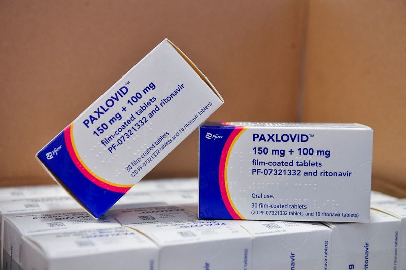 &copy; Reuters. 　５月５日、米ファイザーの経口抗ウイルス薬「パクスロビド」服用で新型コロナウイルス感染の後遺症が和らいだとする新たな症例が米国で報告された。写真はパクスロビド。イタリアの