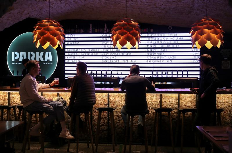 &copy; Reuters. Customers visit Parka Bar in Moscow, Russia November 12, 2020. REUTERS/Evgenia Novozhenina/Files