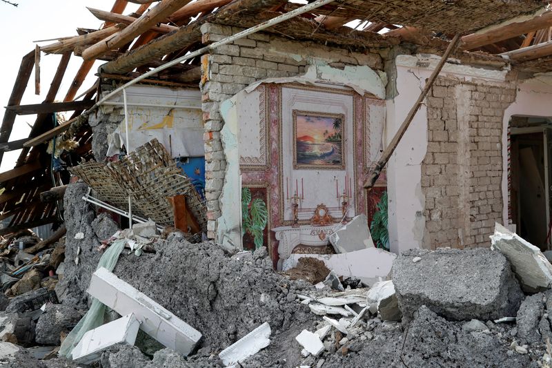 &copy; Reuters. منظر عام لمبنى سكني مدمر نتيجة للصراع الروسي الأوكراني في مدينة ماريوبول يوم الثالث من مايو أيار 2022. تصوير: الكسندر إرموشينكو - رويترز