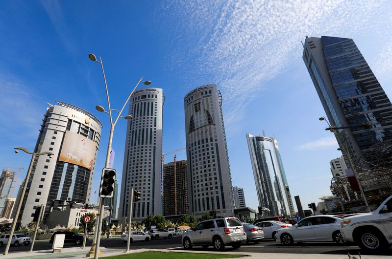 &copy; Reuters. FILE PHOTO: Vehicles are seen in a traffic jam in front of government buildings next to skyscrapers in Doha, Qatar December 21, 2021. REUTERS/Amr Abdallah Dalsh