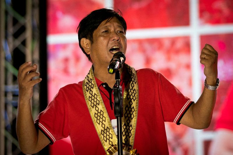 © Reuters. FILE PHOTO: Philippine presidential candidate Ferdinand 