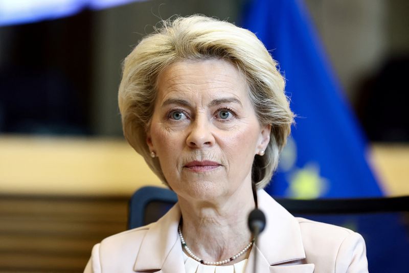 &copy; Reuters. أورسولا فون دير لاين رئيسة المفوضية الأوروبية خلال اجتماع في بروكسل يوم 27 أبريل نيسان 2022. صورة لرويترز من ممثل لوكالات الأنباء.
