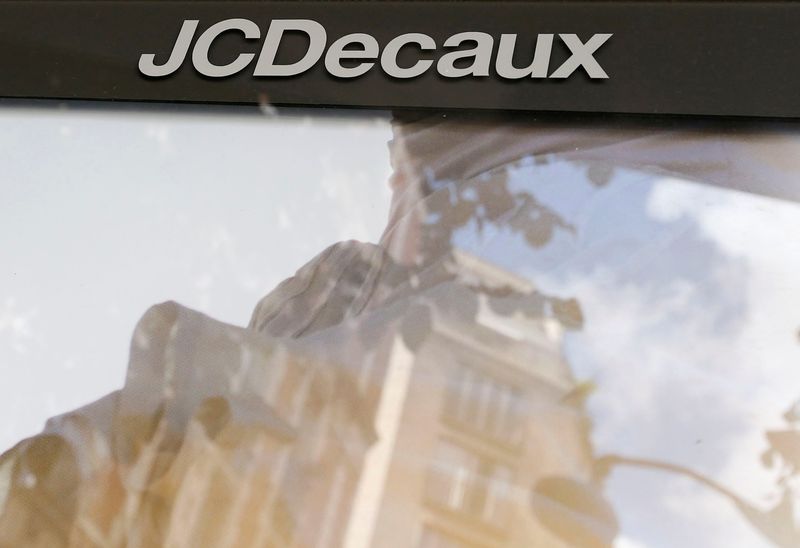&copy; Reuters. JCDecaux recule nettement vendredi en Bourse de Paris, une prévision de chiffre d'affaires trimestriel jugée décevante l'emportant sur une solide performance sur les trois premiers mois de l'année. /Photo d'archives/REUTERS/Regis Duvignau