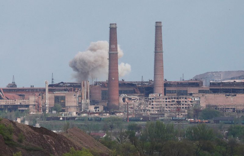 &copy; Reuters. دخان يتصاعد من مصنع آزوفستال للصلب في المدمر نتيجة للصراع الروسي الأوكراني في مدينة ماريوبول يوم الخميس. تصوير: ألكسندر إيرموشينكو - رويترز