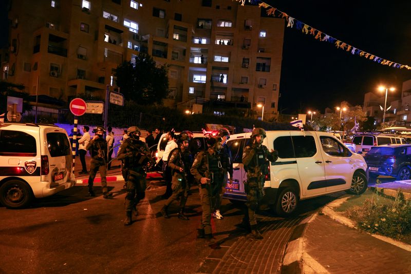 &copy; Reuters. جنود إسرائيليون يجرون عملية بحث في المنطقة التي قُتل فيها ثلاثة أشخاص على الأقل فيما تشتبه الشرطة في أنه هجوم فلسطيني في يوم الاستقلال الإس