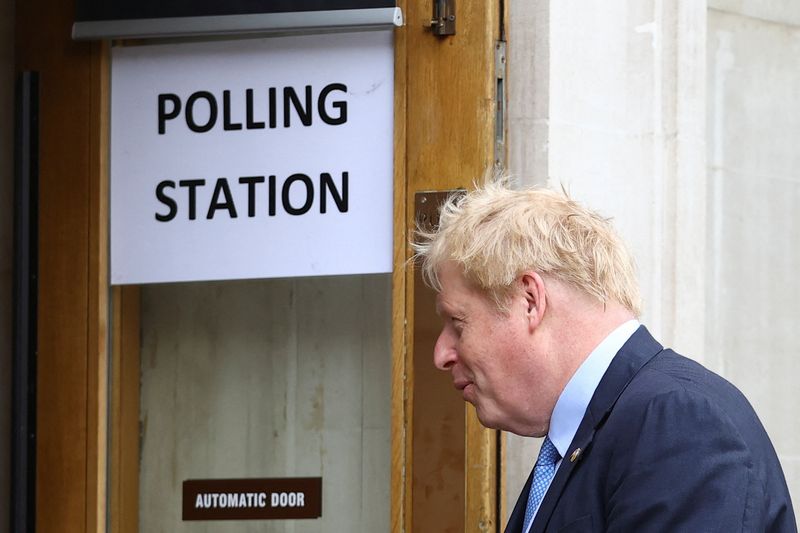 &copy; Reuters. Primeiro-ministro do Reino Unido, Boris Johnson, chega para votar em  Londres durante eleições locais no país
05/05/2022 REUTERS/Hannah McKay