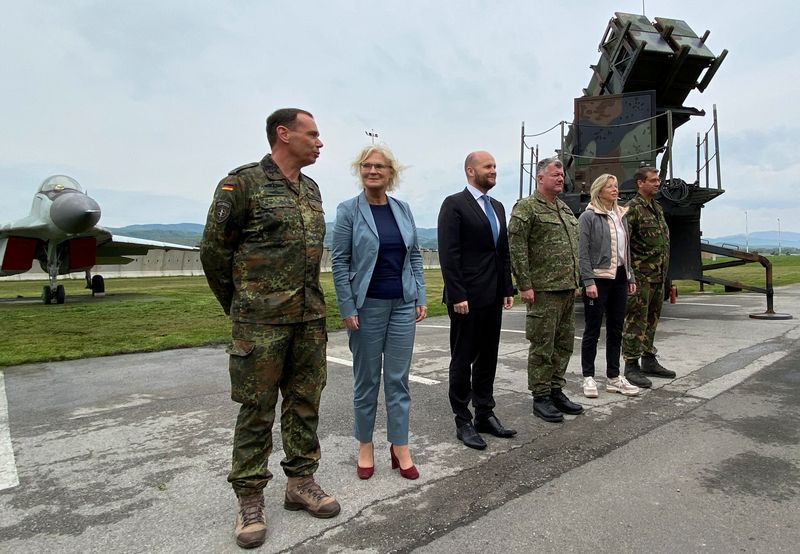 &copy; Reuters. La ministra de Defensa alemana, Christine Lambrecht, el ministro de Defensa eslovaco, Jaroslav Nad, y la ministra de Defensa holandesa, Kajsa Ollongren, posan delante de un lanzador de misiles de la base aérea de Sliac, en Eslovaquia, el 6 de mayo de 202