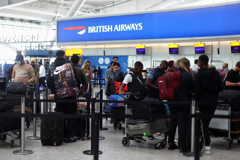 &copy; Reuters. FILE PHOTO: Passengers queue for airport check-in ahead of the Easter Bank Holiday weekend, at Heathrow Airport, in London, Britain, April 14, 2022. REUTERS/Hannah McKay