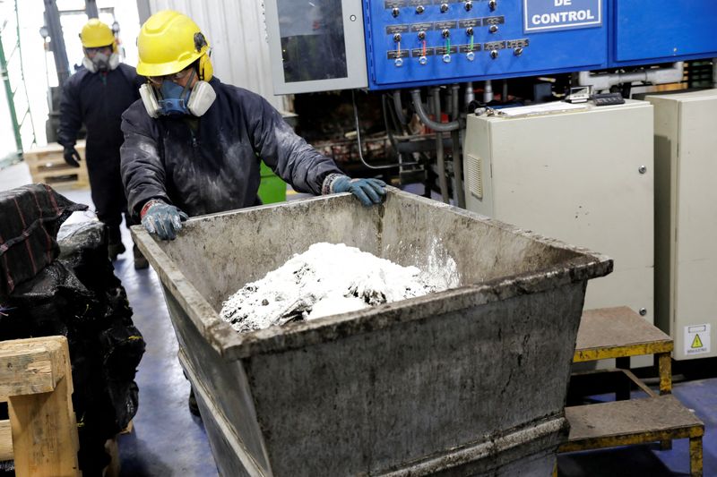 &copy; Reuters. FOTO DE ARCHIVO: Un trabajador empuja un carro que contiene cocaína antes de la incineración de más de nueve toneladas de cocaína incautada durante diferentes operaciones, según el Ministerio del Interior de Ecuador, en un almacén en un lugar no rev