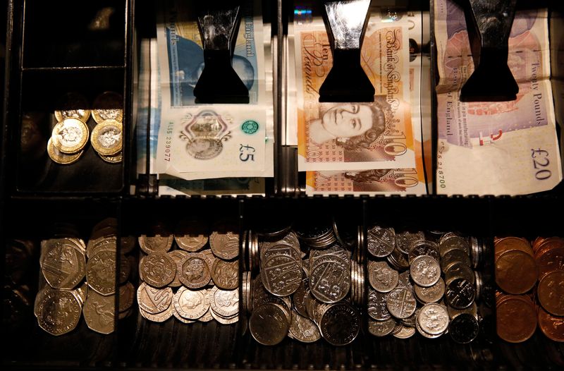 &copy; Reuters. FOTO DE ARCHIVO: Billetes de libras esterlinas y monedas dentro de una caja registradora en una cafetería en Manchester, Reino Unido, 21 de septiembre de 2018. REUTERS/Phil Noble