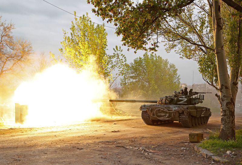 &copy; Reuters. أفراد من القوات التابعة لروسيا يطلقون النيران من دبابة قرب مصنع آزوفستال للصلب في مدينة ماريوبول الساحلية في جنوب أوكرانيا يوم الخميس. تصوي