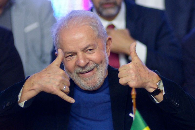 &copy; Reuters. Ex-presidente Luiz Inácio Lula da Silva acena durante evento do PSB em Brasília
28/04/2022 REUTERS/Andressa Anholete