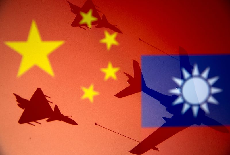 © Reuters. FILE PHOTO: Chinese and Taiwanese national flags are displayed alongside military airplanes in this illustration taken April 9, 2021. REUTERS/Dado Ruvic/Illustration