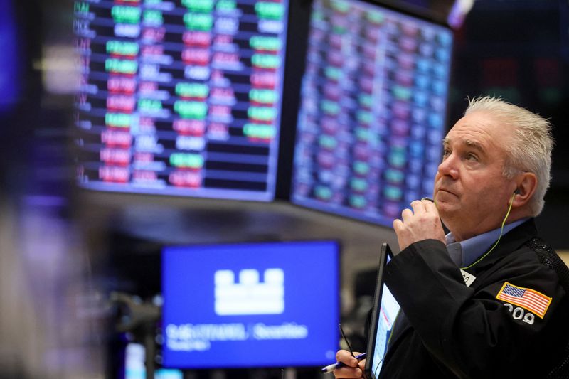 © Reuters. A trader works on the floor of the New York Stock Exchange (NYSE) in New York City, U.S., May 5, 2022.  REUTERS/Brendan McDermid