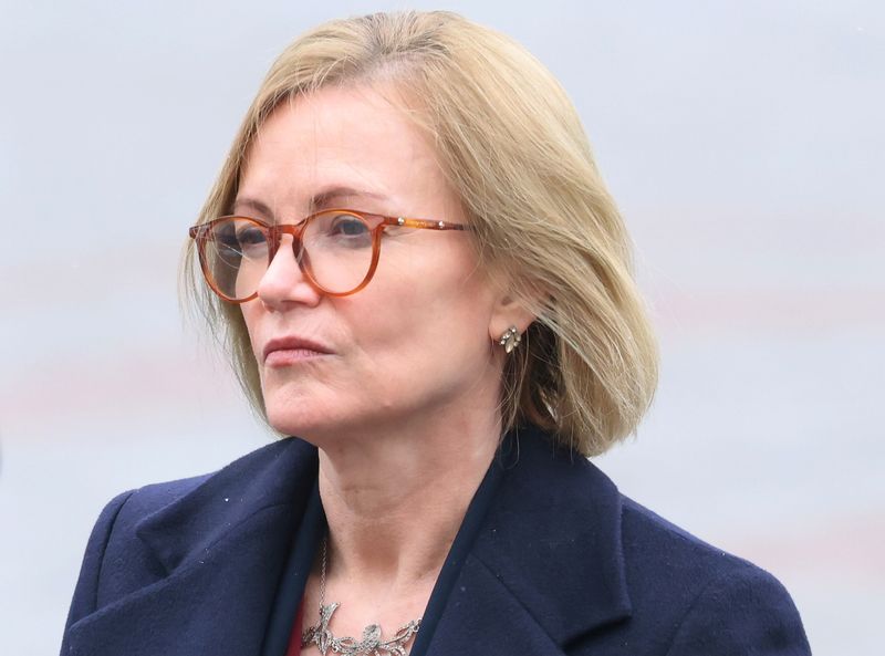 &copy; Reuters. ديبورا برونرت سفيرة بريطانيا في روسيا تشارك في مراسم عند سور الكرملين في موسكو عاصمة روسيا يوم 10 فبراير شباط 2022. تصوير: ماكسيم شيمتوف - رويتر