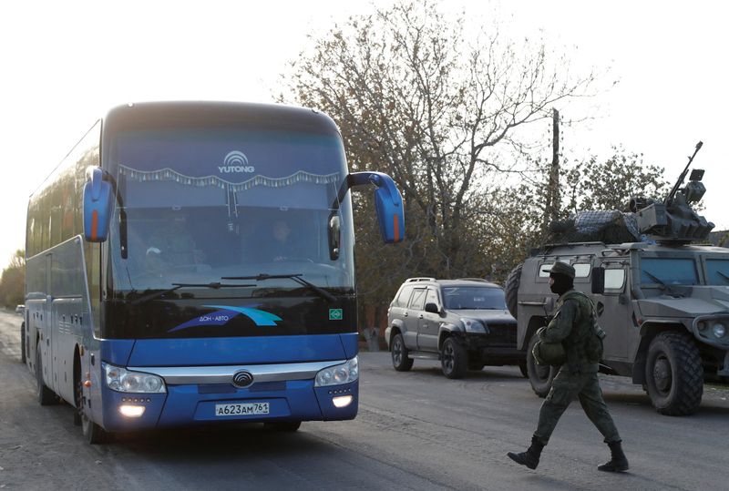 &copy; Reuters. حافلة تقل مدنيين تغادر مصنع آزوفستال المحاصر بمدينة ماريوبول الأوكرانية يوم الجمعة. تصوير: ألكسندر إرموتشينكو - رويترز. 