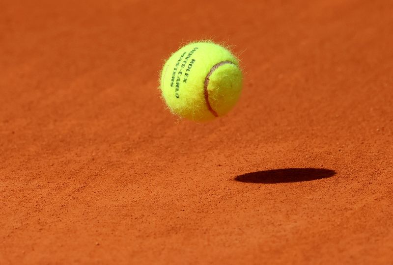 &copy; Reuters. FOTO DE ARCHIVO: Una bola de tenis rebota sobre la pista de arcilla del Monte-Carlo Country Club de Roquebrune-Cap-Martin, Francia, el 13 de abril de 2022. REUTERS/Denis Balibouse
