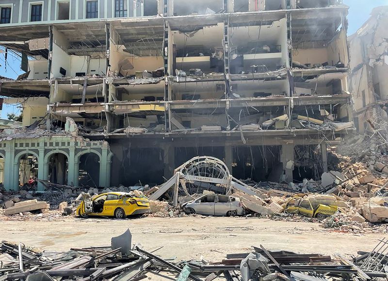 &copy; Reuters. أنقاض تناثرت بعد انفجار في فندق بوسط العاصمة الكوبية هافانا يوم الجمعة. تصوير: ألكسندر مينيجيني - رويترز.