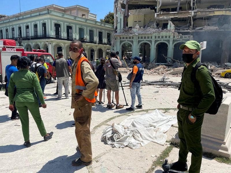 &copy; Reuters. El cuerpo cubierto de una víctima en la calle luego de que explosión destruyera  el Hotel Saratoga, en La Habana,  6 de mayo, Cuba, 2022. REUTERS/Alexandre Meneghini