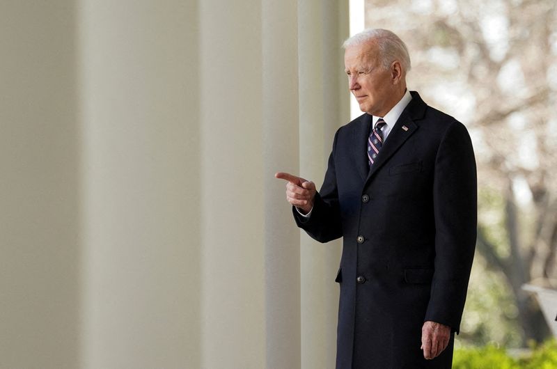 &copy; Reuters. FILE PHOTO: U.S. President Joe Biden enters the Rose Garden during a ceremony at the White House in Washington, U.S., March 29, 2022. REUTERS/Kevin Lamarque