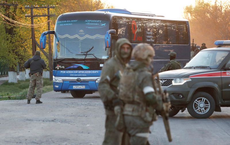 &copy; Reuters. حافلة أثناء إجلاء مدنيين من مصنع آزوفستال للصلب في ماريوبول بأوكرانيا يوم الجمعة. تصوير: ألكسندر إرموتشينكو - رويترز. 