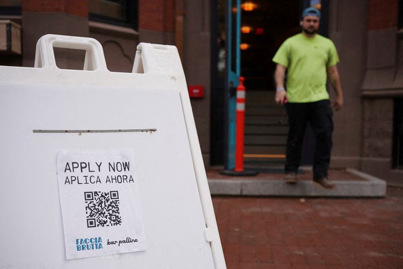 &copy; Reuters. FILE PHOTO: An "Apply Now" sign stands outside the new Faccia Brutta Bar Pallino looking to hire employees on Newbury Street in Boston, Massachusetts, U.S., April 27, 2022. REUTERS/Brian Snyder