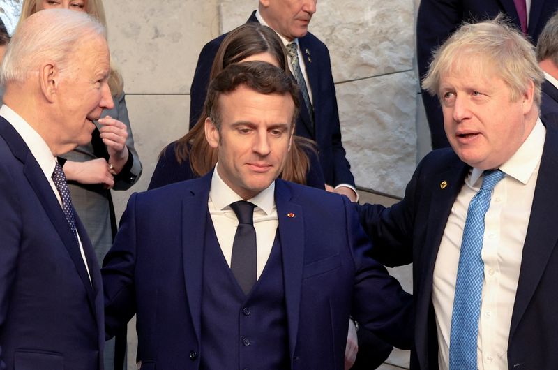 &copy; Reuters. ５月６日、英国のジョンソン首相はフランスのマクロン大統領と電話会談を行い、安全保障の面で一段と緊密に連携していくことで合意した。写真は３月２４日、ブリュッセルで開かれた北