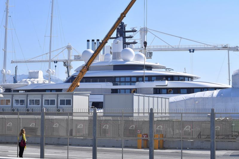 &copy; Reuters. اليخت الفاره شهرزاد الذي ينسبه الاعلام لبوتين في ميناء مارينا دي كارارا الإيطالي في صورة بتاريخ 23 مارس اذار 2022. تصوير: جنيفر لورينسيني - رويت