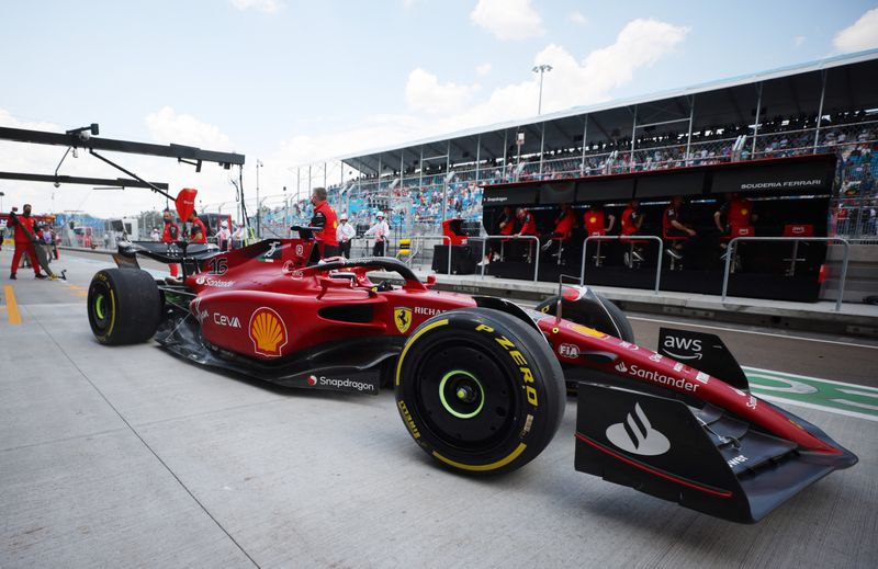 &copy; Reuters. Fórmula Uno F1 - Gran Premio de Miami - Miami International Autodrome, Miami, Florida, EEUU.  6 de mayo de 2022. Charles Leclerc de Ferrari durante la práctica. REUTERS/Brian Snyder